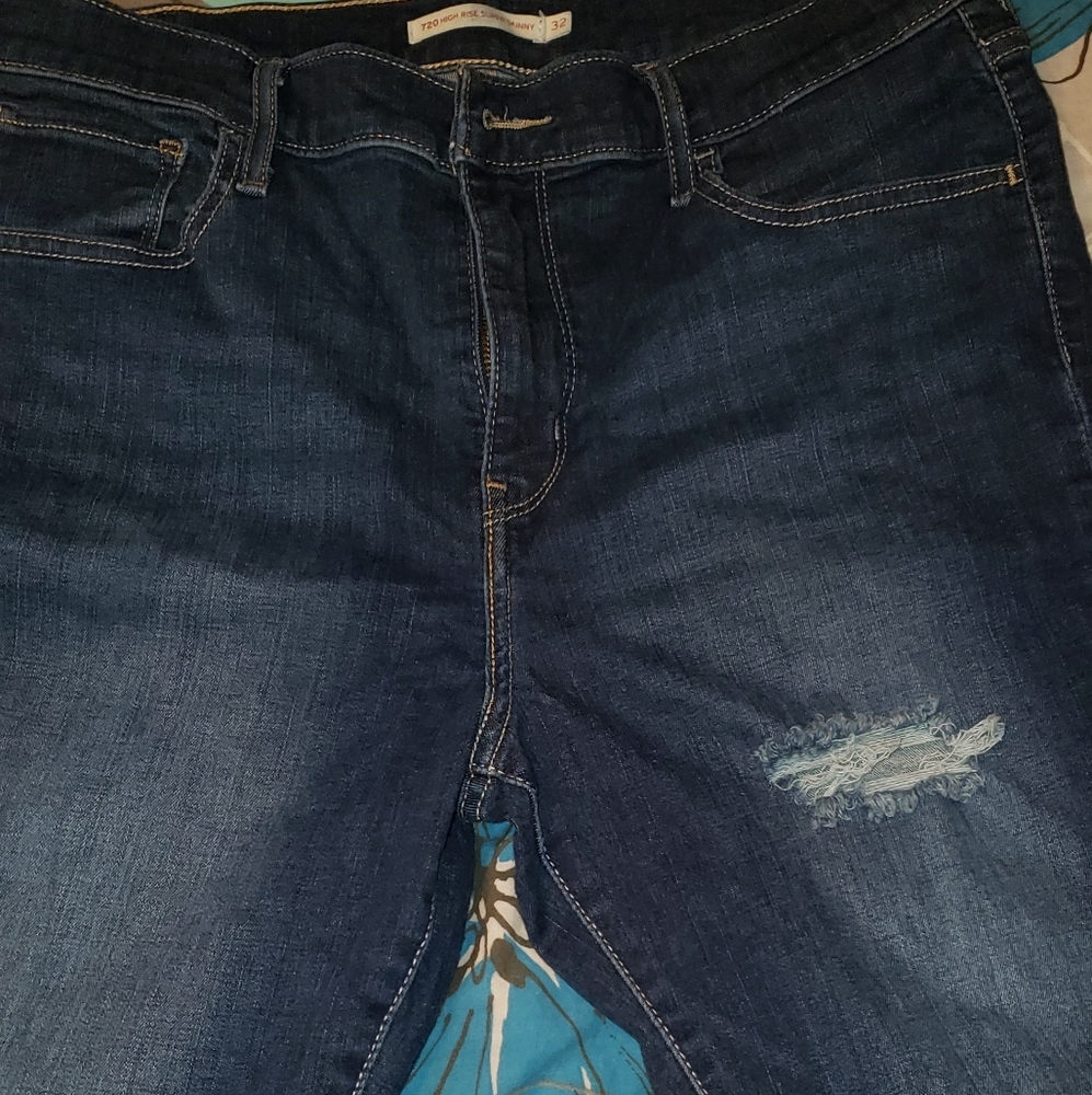 Women's straight leg levi